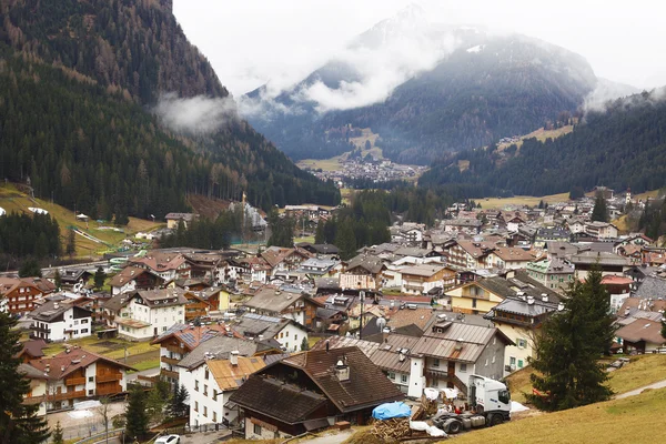 Vue sur Canazei et paysage de montagne — Photo