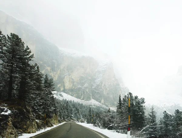 Driving in foggy winter landscape — Stock Photo, Image