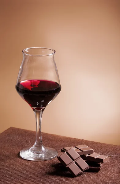 Rotwein und Schokolade — Stockfoto