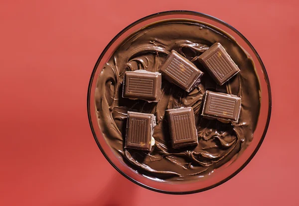 Chocolade crème cocktail met stukjes chocolade bar — Stockfoto