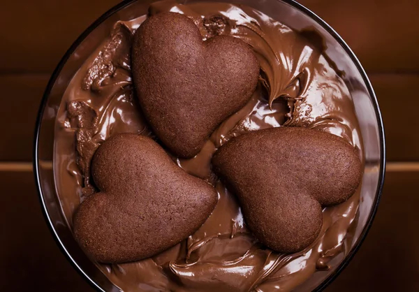 Schokoladencreme-Cocktail mit Herzkeksen — Stockfoto