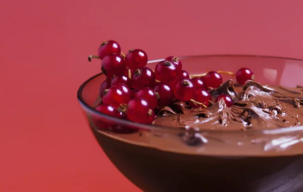 Cocktail alla crema di cioccolato con ribes rosso — Foto Stock