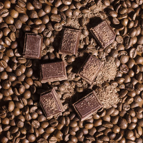 Kaffeebohnen-Textur mit Schokoladenstücken — Stockfoto
