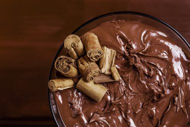 Lezzetli çikolatalı krema tarçın ile kokteyl