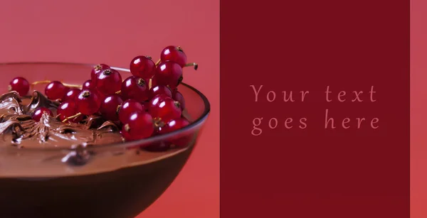 Σοκολάτα κρέμα κοκτέιλ με κόκκινη σταφίδα — Φωτογραφία Αρχείου