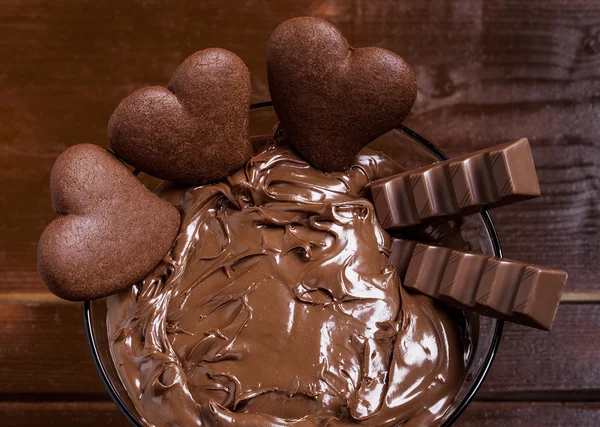 Cocktail de creme de chocolate com biscoitos em forma de coração e chocolate — Fotografia de Stock