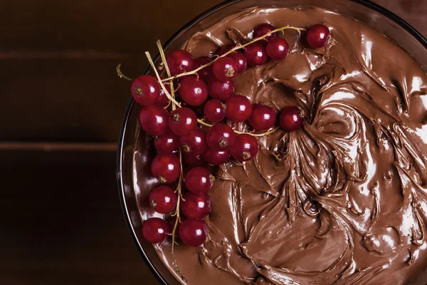 Cóctel de crema de chocolate con grosella roja de cerca — Foto de Stock