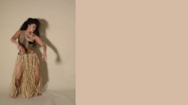 Boş alanı olan ilkel samba dansçısı