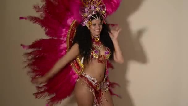 Bailarina de samba vestida con el típico traje rosa — Vídeos de Stock