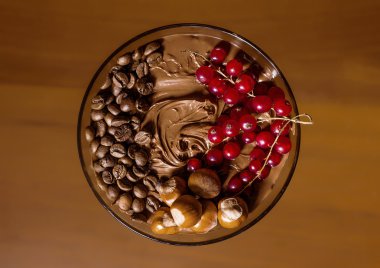 Çikolatalı Krem kahve çekirdekleri, frenk üzümü ve sis ile kokteyl