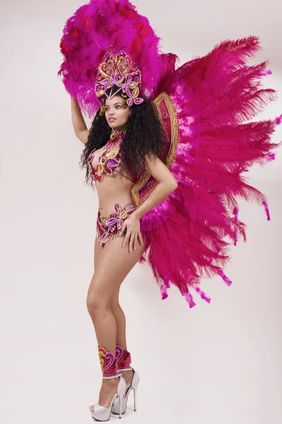 Dançarina de samba usando traje rosa tradicional — Fotografia de Stock