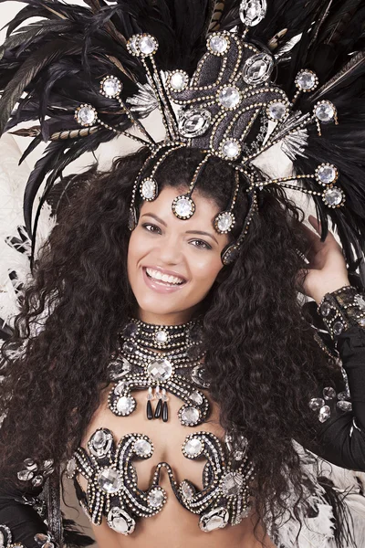 Samba danser draagt traditionele kostuum en glimlachen — Stockfoto