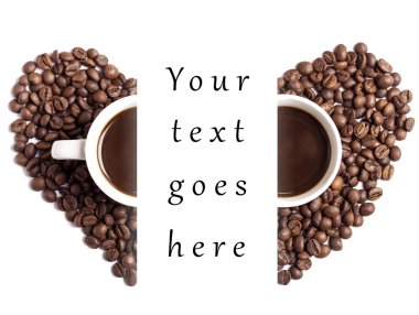 Kahve fincanı ve kalp şeklindeki kahve çekirdekleri kartı