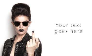 Punk kız orta parmak kartı yapma