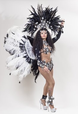 Geleneksel kostüm giyen ve poz samba dansçısı