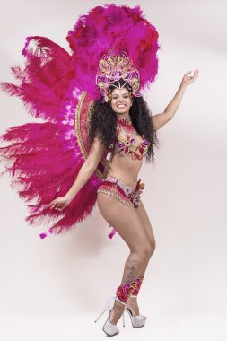 Pembe kostüm giyen samba dansçısı