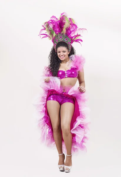 Bailarina sonriente de samba con traje rosa tradicional — Foto de Stock