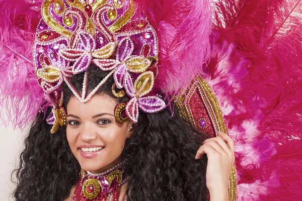 Mooie samba danser draagt roze kostuum en glimlachen — Stockfoto