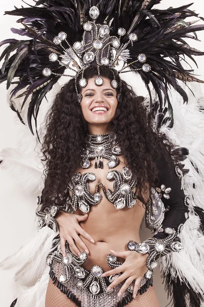 Bailarina alegre de samba vestida con traje negro tradicional —  Fotos de Stock