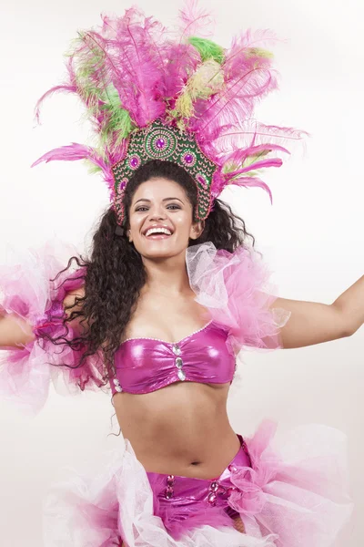 Hermosa bailarina de samba con traje rosa tradicional — Foto de Stock