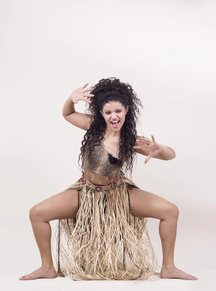 Beautiful primitive samba dancer wearing traditional costume and — Stock Photo, Image