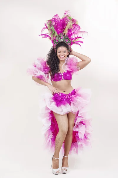 Bela dançarina de samba vestindo traje rosa e posando — Fotografia de Stock