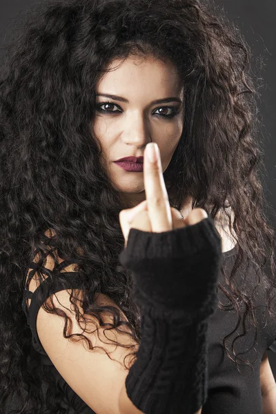 Rocker chica haciendo gesto del dedo medio y mirando de cerca — Foto de Stock