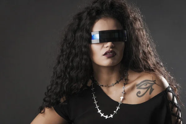 Rocker piękna dziewczyna ubrana futurystyczne okulary — Zdjęcie stockowe
