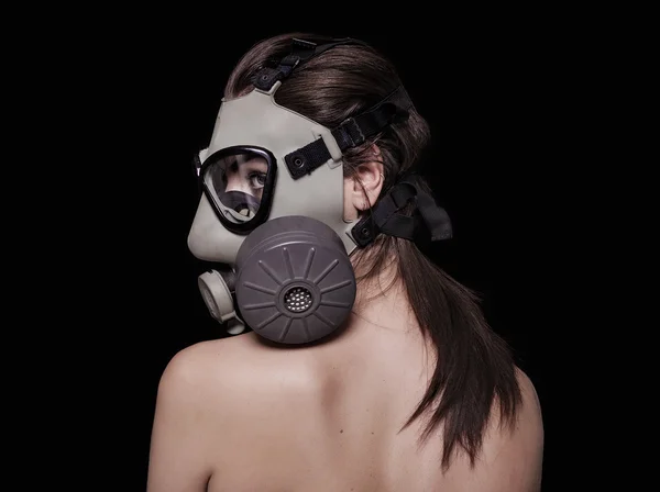 Mooi meisje gasmasker dragen en opzij op zoek — Stockfoto