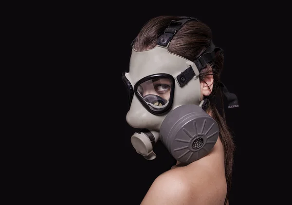 Mooi meisje gasmasker dragen en camera te kijken — Stockfoto