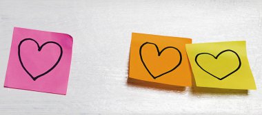 Tek ve çift Post-it'i çizilmiş yürekleri