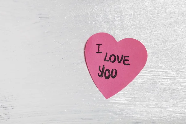 Kalp şeklinde post-It aşk mesajı duvar üzerinde — Stok fotoğraf