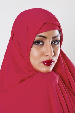 Kadın kırmızı kumaş closeup ile kaplı