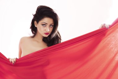 Baştan çıkarıcı göz kırmızı kumaş tutan kadınla