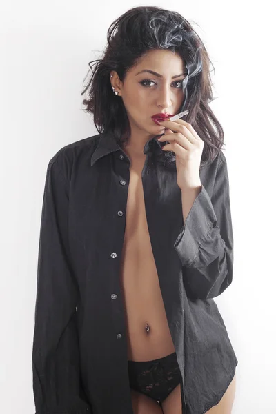 Mujer sexy fumando por la mañana y con camisa de hombre —  Fotos de Stock