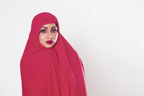 Wanita cantik ditutupi dengan kain merah — Stok Foto
