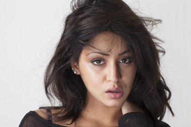 Kadın portre baştan çıkarıcı bakışla