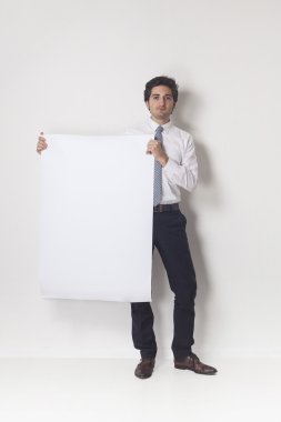 adam holding beyaz boş Pano