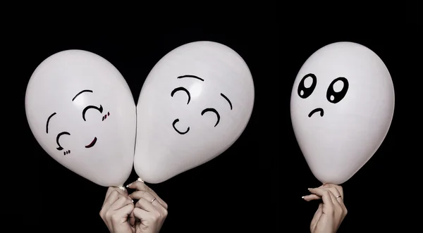 Triste personagem balão olhando para casal balão feliz — Fotografia de Stock