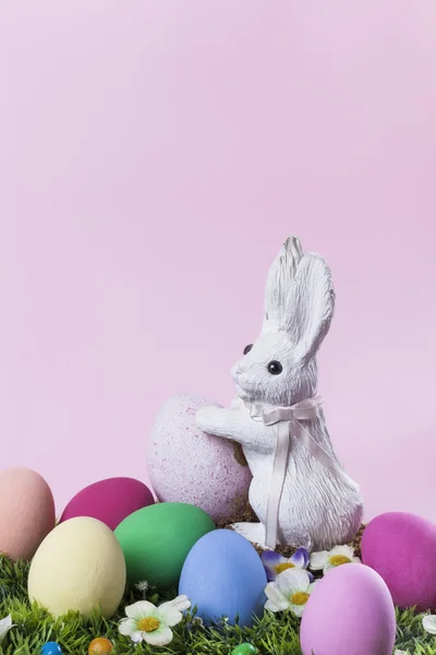 Húsvéti összetételének festett tojás és a nyuszi függőleges — Stock Fotó