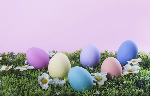 Uova dipinte di Pasqua nell'erba — Foto Stock
