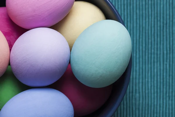 Cuenco de huevos de Pascua coloridos primer plano — Foto de Stock