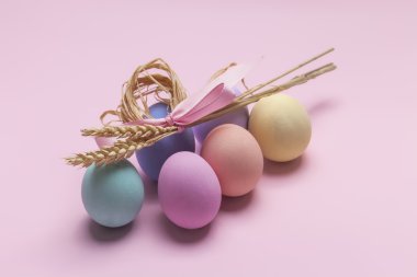 Renkli Paskalya yumurta kompozisyon ve buğday demet