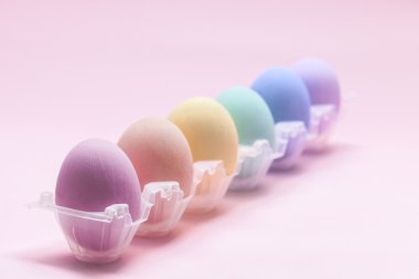 Satır renkli Paskalya yortusu yumurta