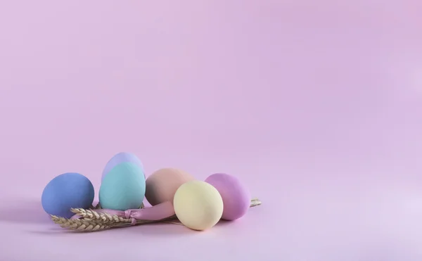 Colorful Easter eggs composition with sheaf of wheat horizontal — Stock Photo, Image