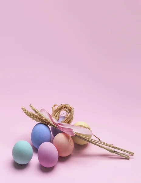 Ostern Komposition aus bunten Eiern und Weizengarbe Karte — Stockfoto