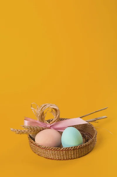 Easter composition of painted eggs and sheaf of wheat card — Stock Photo, Image