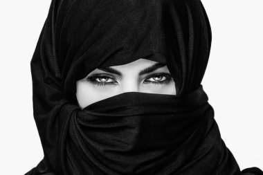 Burqa portre siyah ve beyaz giyen kız