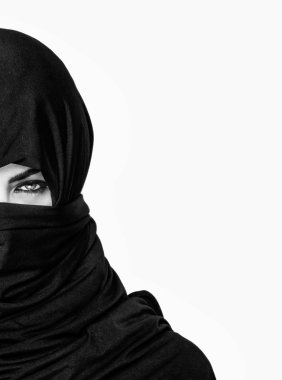 Burqa siyah ve beyaz giyen yarım kız