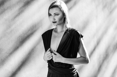 Yürüyüş ve bir kenara siyah-beyaz görünümlü kadın